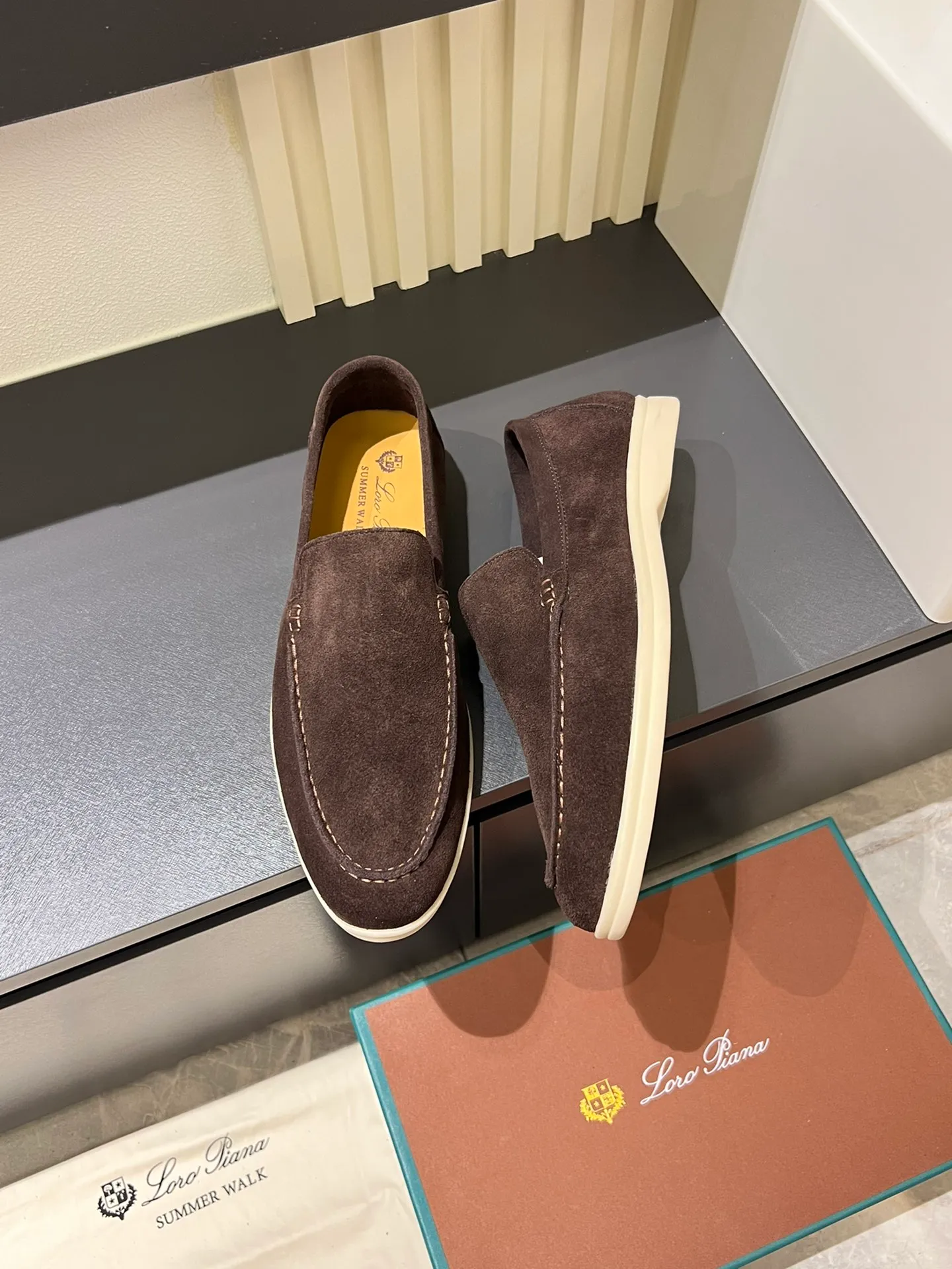 Men's shoes 💰p360 "Loro men's shoes 💰pian'*" Classic L men's shoes for couples 💰p Top version British flat loafers, a must-have item in old money style, the minimalist design is eye-catching and durable, a plus point for dressing The soft foot feel and texture are outstanding. They don’t scratch your feet and are very nice. They are matched with soft and waxy soles. They can be worn daily for a long time without getting tired. They are easy to wear, versatile and classic items, with perfect foot feel and texture! Imported cashmere fabric, the lining is made of imported A-grade water-dyed cow lining, the top version of the genuine leather midsole is sewn with pure handmade mark thread! Size: Female 35-40 (34. Customized) Male 38-44 (45.46. Customized)